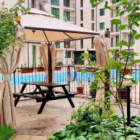 Location In Sunny Amber アパート